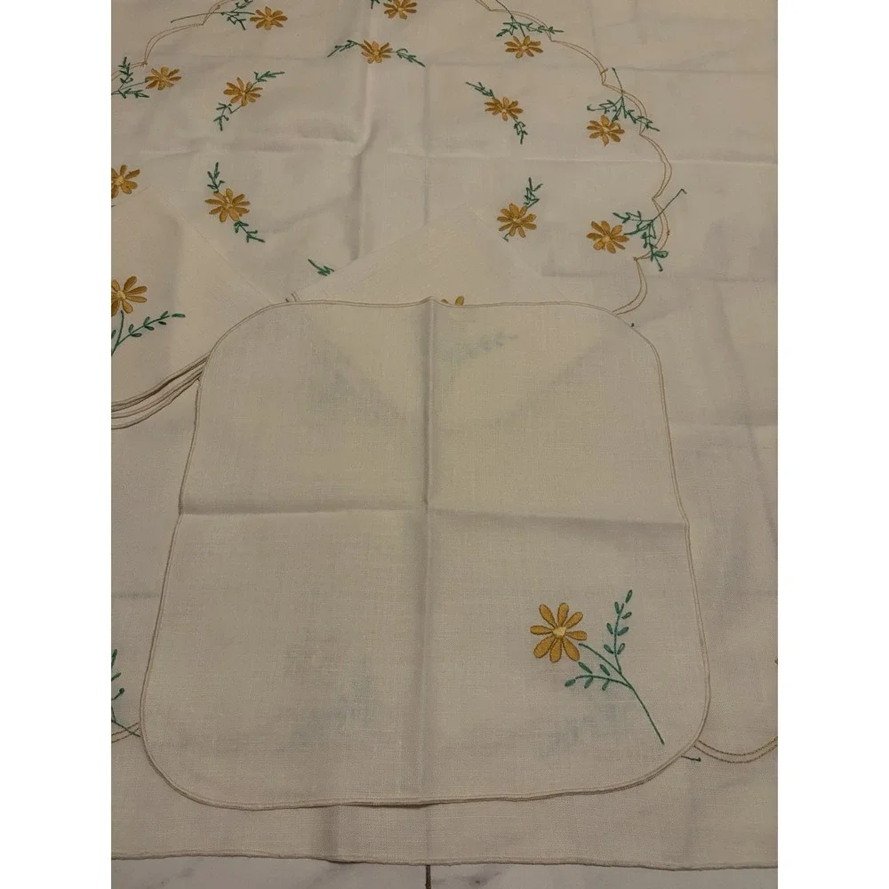 VTG Hand Embroidered Daisy Linen Tablecloth 48x48 + 4 Napkins Cottagecore